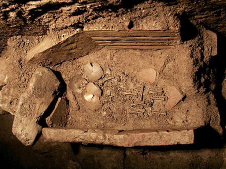Grab zweier Neugeborener in antiker Latrine von Ephesos entdeckt