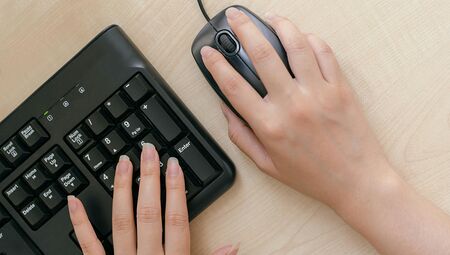 Hände einer Frau am Computer