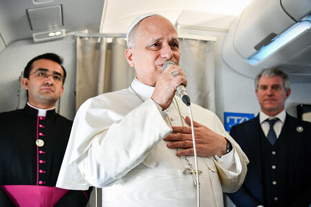 Papst Leo XIV. grüßt am 13. April 2026 die Journalisten an Bord des Flugzeugs auf dem Flug nach Algier (Algerien).
