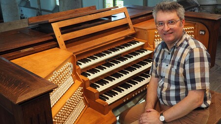 Johann Simon Kreuzpointner an der Orgel in der Wiener Lazaristenkirche 