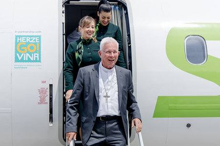   Erzbischof Lackner am Flughafen Salzburg