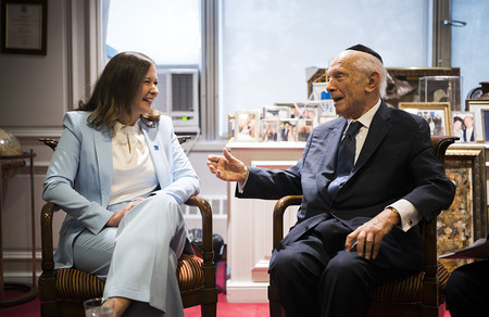 Kultusministerin Claudia Bauer und Rabbi Arthur Schneier im Gespräch
