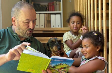 Großvater liest Kindern vor