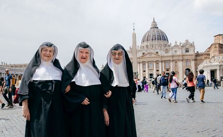 Rombesuch der 3 Nonnen aus GoldensteinAuf dem PetersplatzFoto: Quirin Leppert