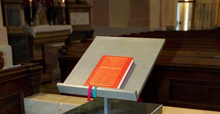 Ambo mit Evangeliar.     Wolfpassing a. d. H., 14.9.2003      ? Franz Josef Rupprecht; A-7123 M?nchhof; Bank: Raiffeisenbank M?nchhof (BLZ: 33054), Konto.-Nr.: 17.608 