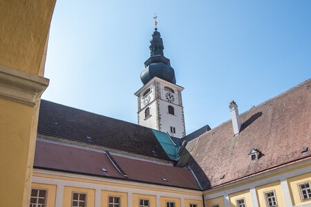 Dom zu St. Pölten, Innenhof mit Arkaden, Kreuzgang, im Frühling, St. Pölten, 25. März 2021