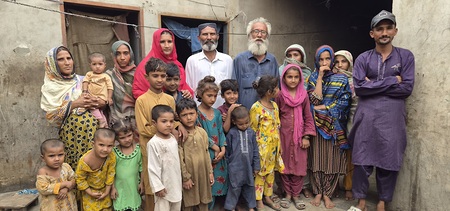 Caritas startet Kampagne gegen Hunger: Die pakistanische Provinz Sindh ist mehr denn je von extremer Hitze, immer wiederkehrenden verheerenden Überschwemmungen, Ernteausfällen und Ernährungsunsicherheit betroffen, die die Lebensgrundlagen zerstört un