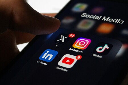 Smartphone mit verschiedenen Social Media-Apps