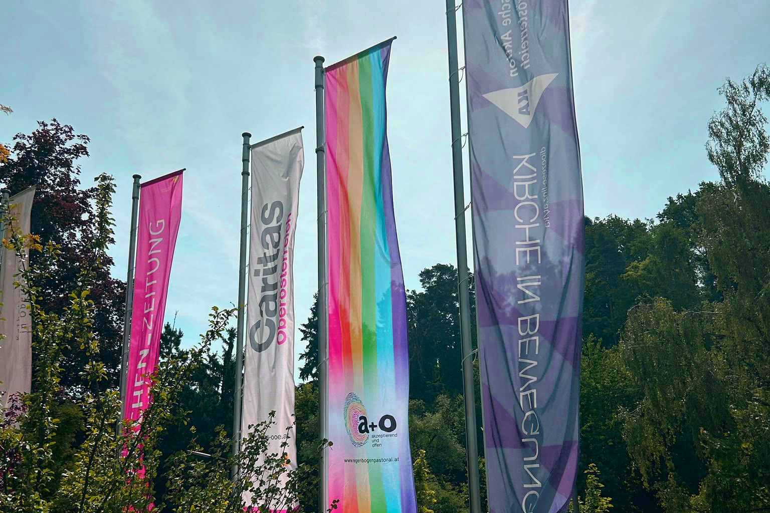 Regenbogenfahne vor dem Diözesanhaus Linz