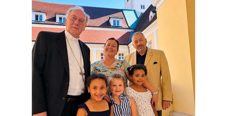  Bischof Alois Schwarz mit Alice und Peter Pitzinger (Vorsitzender des NÖ Katholischen Familienverbandes) und deren Enkelkinder