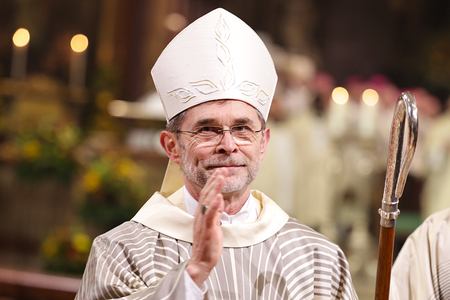 Erzbischof Josef Grünwidl spendet den Segen