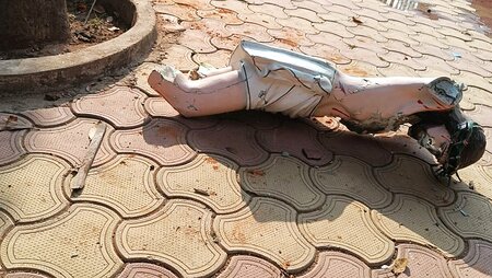 Korpus eines zerstörten Kruzifixes nach Angriff auf Kirche im Bundesstaat Chhattisgarh, Indien