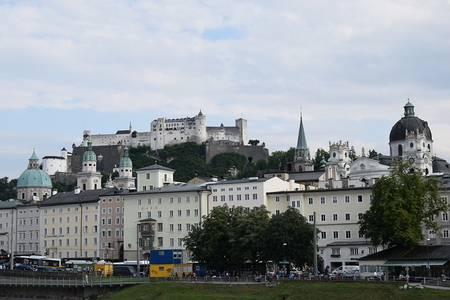 Blick auf die Silhouette der Stadt mit Festung, Abtei St. Peter etc.