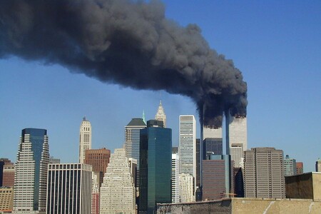 Türme des World Trade Centers nach dem Einschlag der Flugzeuge