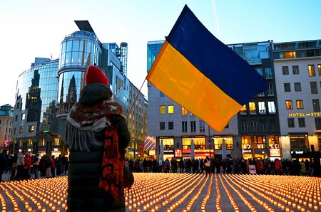 'Lichtermeer aus Solidarität mit der Ukraine' der Caritas am Wiener Stephansplatz, 20. Februar 2025