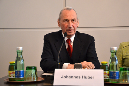 Hohe Auszeichnung für Arzt und Theologen Prof. Huber