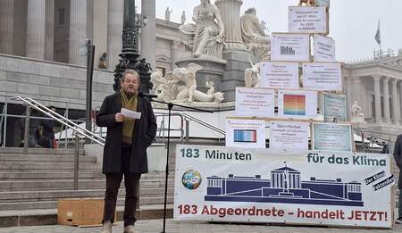 KAÖ-Präsident Ferdinand Kaineder bei Aktion '183 Minuten' vor Parlament