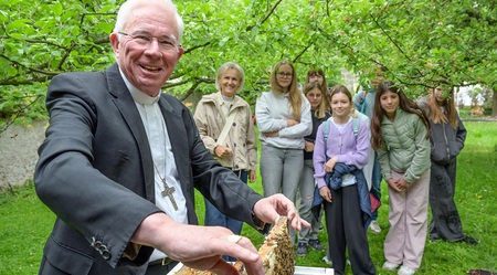 Empfang des dritten Bienenstock im Garten des Salzburger Erzbischofs