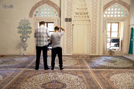 Muslime beten in einer Moschee