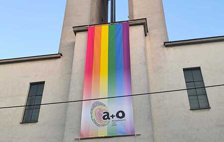 a+o Regenbogenfahne auf Kirchturm von Wiener Pfarre Franz von Sales 