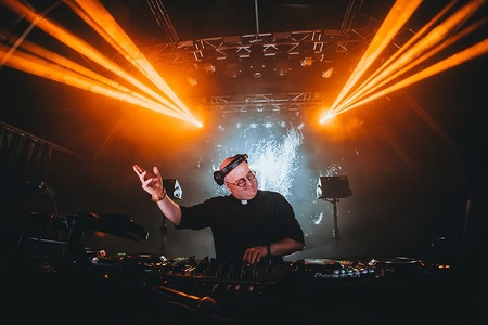 DJ-Pfarrer 'Padre Guilherme' auf der Bühne
